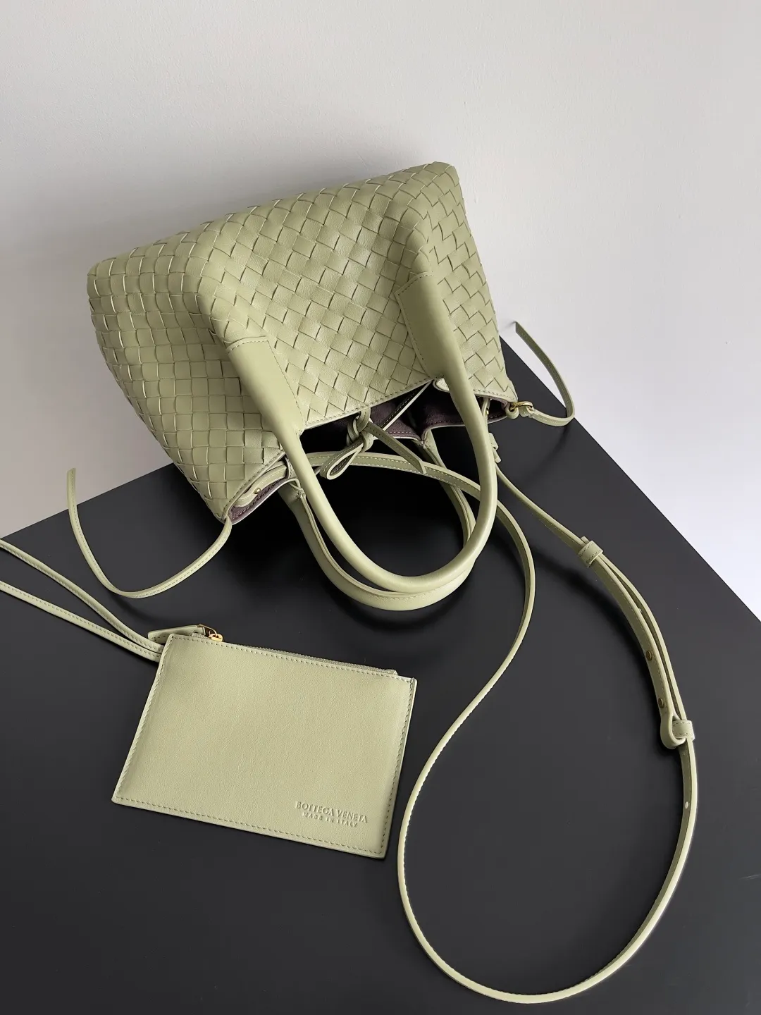 Batch 1660 BOTTEGA VENETA 2025 new product pinacoteca has super soft leather, and the weaving function, practicality and relaxed fashion sense have not fallen behind❤️‍🔥Amway has given sisters a must-have bag when going out. The size of the bag also accurately meets the commuting needs of urban beauties. It can accommodate mobile phones, keys, lipstick, powder, sunscreen, shopping bags...all of it! ! ! 🔥The capacity should not be underestimated~ It does not choose people, clothes, or occasions. With its majestic curved outline, exquisite woven texture, delicate edges and rounded handles, this woven vegetable basket bag truly achieves the goal of "dressing up and being fashionable without getting in the way"~ Are you interested in Jimei? Style number: 819004 Size: 24*15*12cm